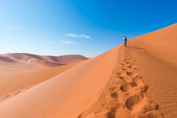4 Desert de Namib ciel bleu touriste marche.jpg.1920x1200 q85 format jpg upscale