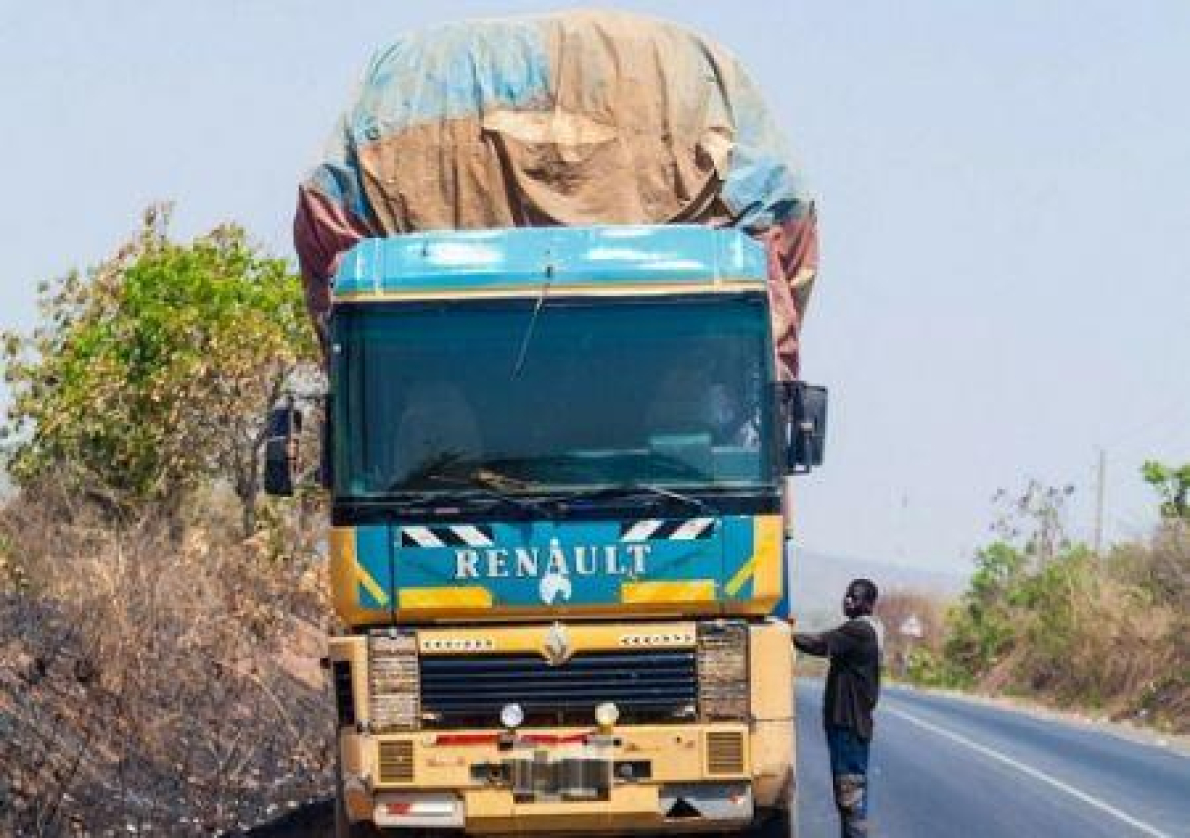 Seguran&ccedil;a Rodovi&aacute;ria: Benim relan&ccedil;a repress&atilde;o contra excesso de carga e cami&otilde;es fora do tamanho permitido