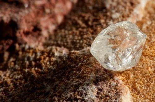 Crise dos diamantes: prud&ecirc;ncia ainda prevalece na De Beers em 2026
