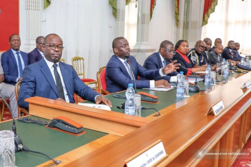 Setor petrol&iacute;fero no Gab&atilde;o: governo inicia negocia&ccedil;&otilde;es para evitar crise