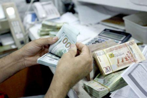 A L&iacute;bia desvaloriza a sua moeda em 14,7% num contexto de dificuldades econ&oacute;micas persistentes