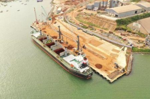 Na Costa do Marfim, San Pedro e Abidjan compartilham a exporta&ccedil;&atilde;o de l&iacute;tio do Mali