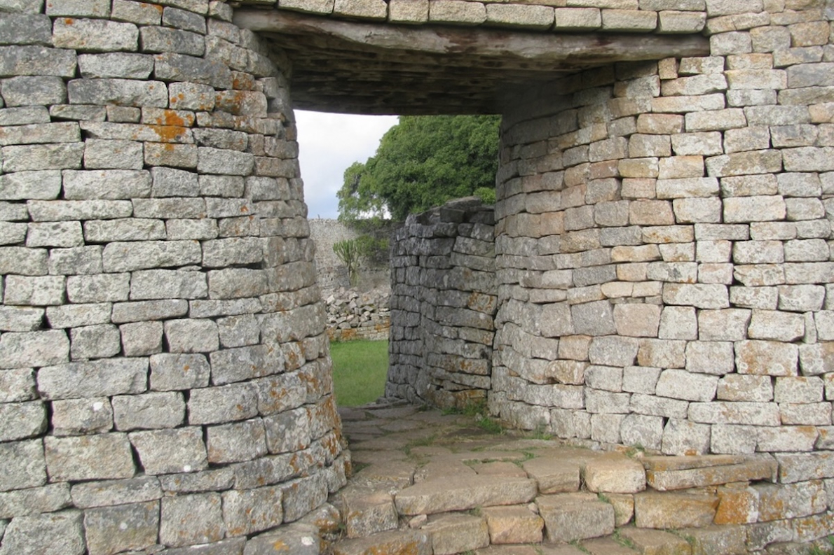 O monumento secular que deu nome ao Zimb&aacute;bue