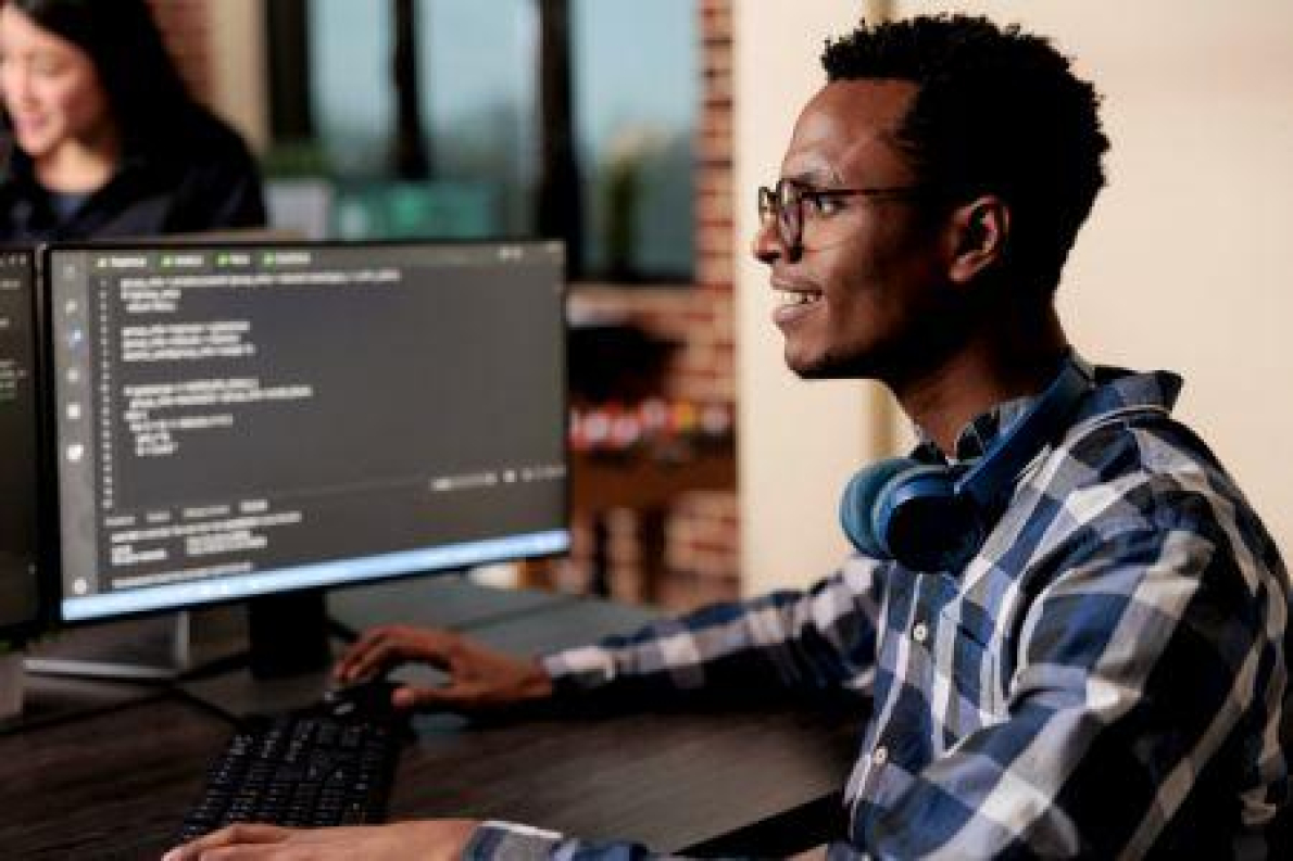 Se tornar engenheiro de aprendizado de m&aacute;quina, uma carreira impulsionada pelo crescimento da IA