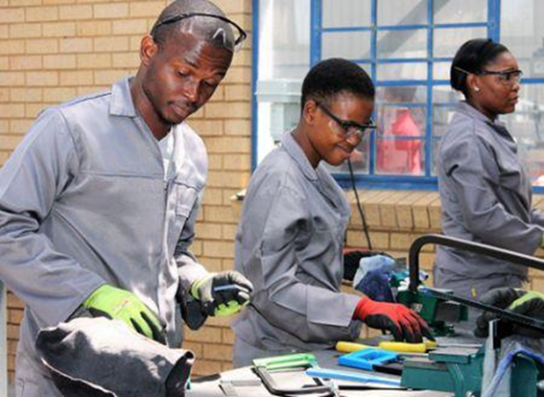 Forma&ccedil;&atilde;o t&eacute;cnica e profissional: 587.671 estudantes inscritos em 2025 na &Aacute;frica do Sul