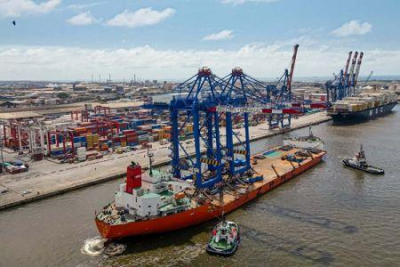 abidjan-terminal-fortalece-suas-capacidades-operacionais-com-dois-novos-guindastes-de-cais