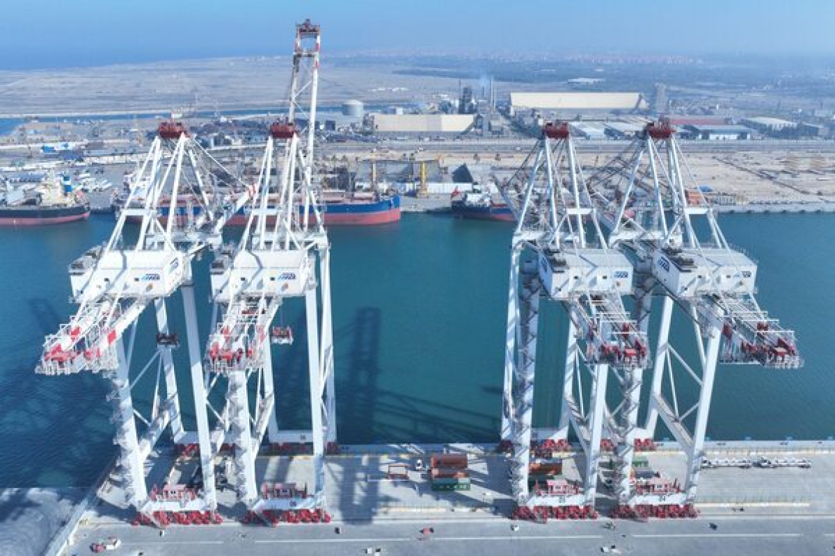 O novo terminal de contentores do porto eg&iacute;pcio de Damieta entra em fase de testes.