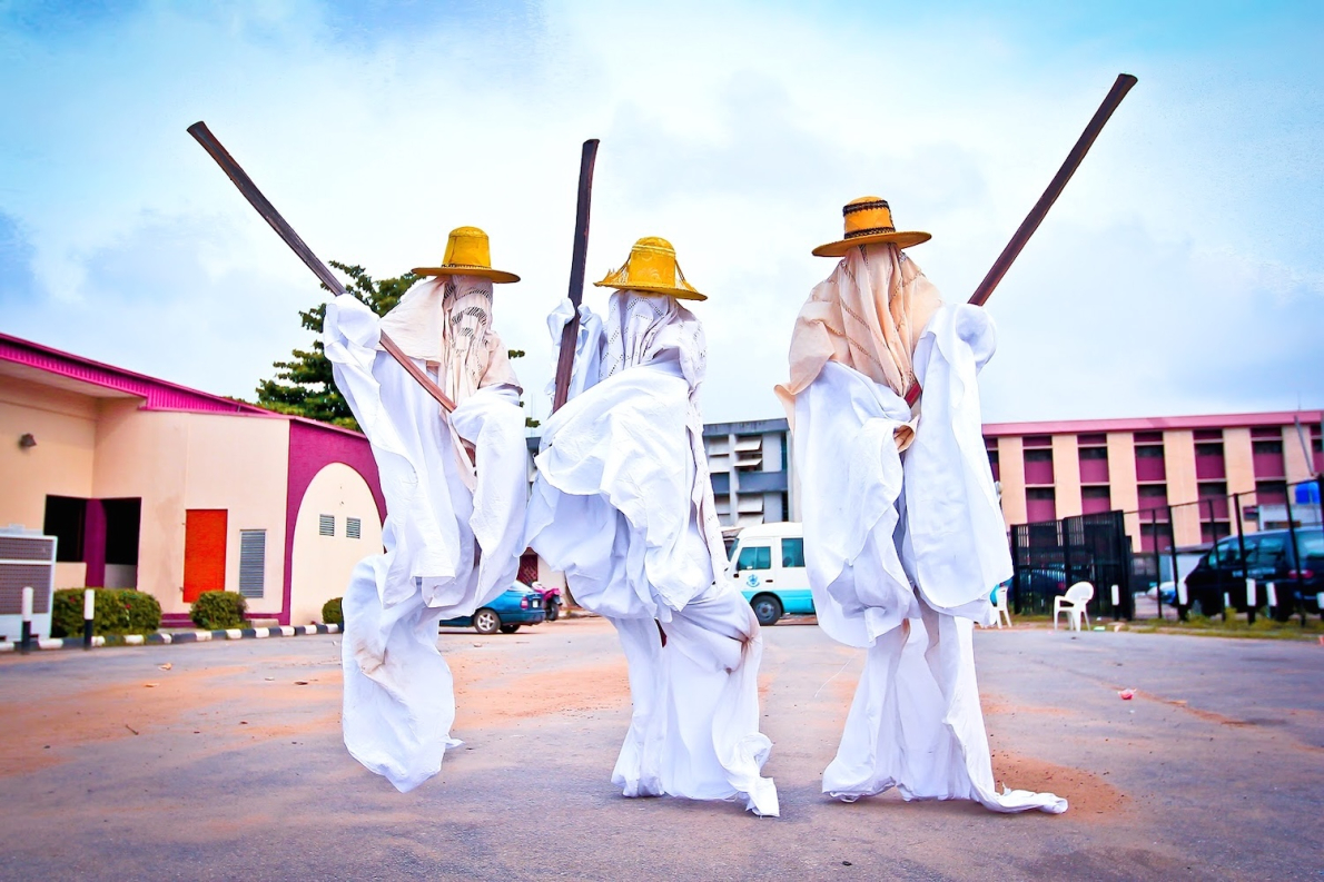 Quando o Festival Eyo transforma Lagos em um espet&aacute;culo de cultura e f&eacute;
