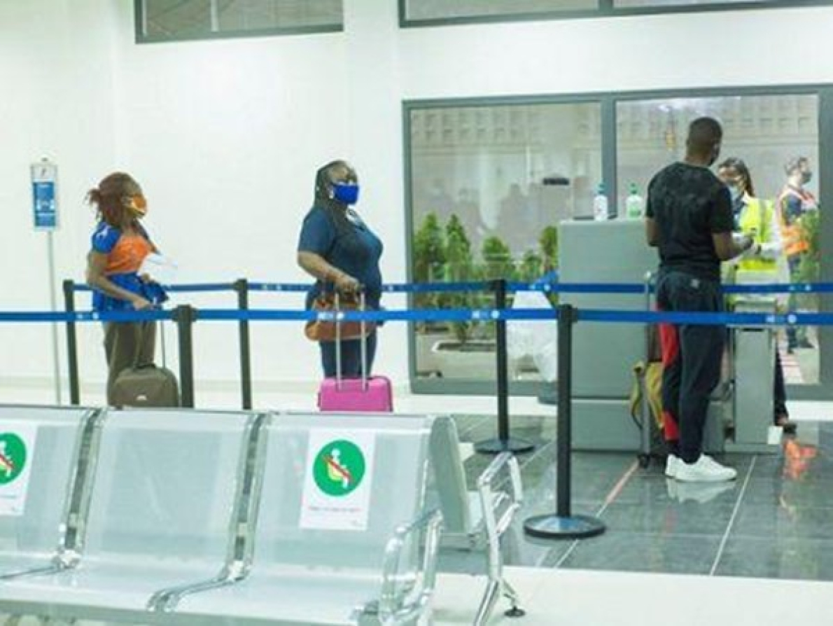 R&aacute;fego a&eacute;reo: in&iacute;cio de semana normal no aeroporto de Cotonou ap&oacute;s tentativa de golpe de Estado