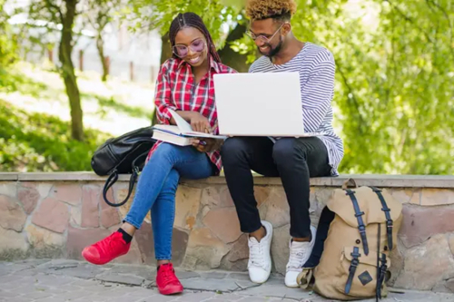 Emprego: o Nig&eacute;ria anuncia a forma&ccedil;&atilde;o de 50 000 jovens em compet&ecirc;ncias digitais