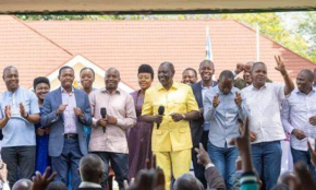 Qu&ecirc;nia: William Ruto apresenta plano de investimento de 850 milh&otilde;es de d&oacute;lares para tr&ecirc;s localidades