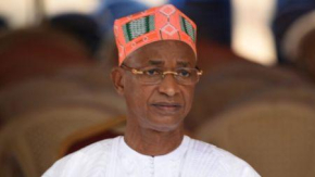 Guin&eacute;: 40 partidos pol&iacute;ticos dissolvidos, incluindo os tr&ecirc;s principais da oposi&ccedil;&atilde;o.