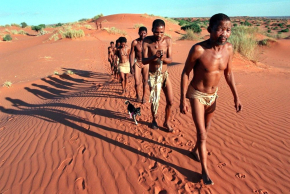 No deserto do Kalahari, uma paisagem conta a hist&oacute;ria dos ǂKhomani San